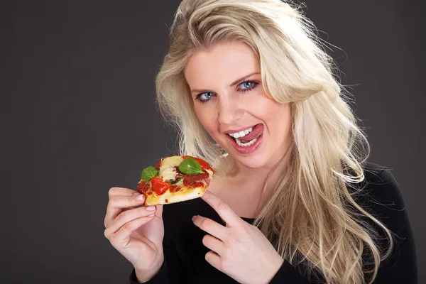 Junge blonde Frau mit Pizza — Stockfoto