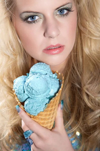 Γυναίκα με παγωτό καϊμάκι — Φωτογραφία Αρχείου