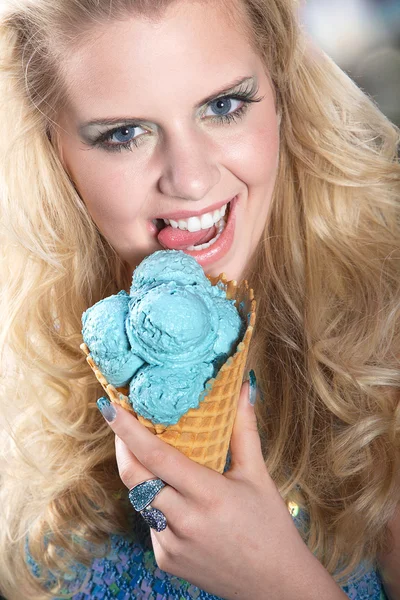 Femme avec crème glacée — Photo
