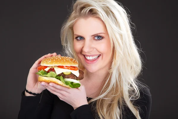 Kvinna med hamburgare — Stockfoto