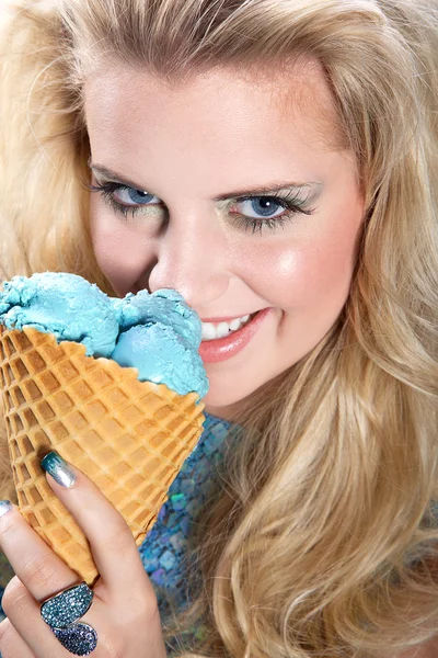 Kadın dondurma ile — Stok fotoğraf