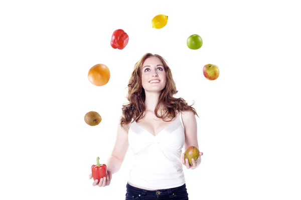 Дівчина жонглює фрукти та овочі — стокове фото