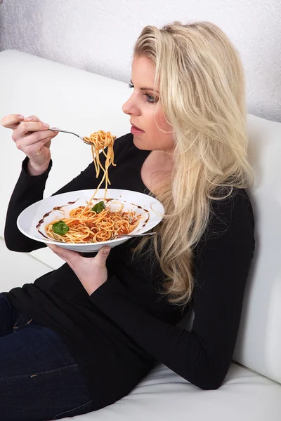 Chica rubia comiendo espaguetis — Foto de Stock