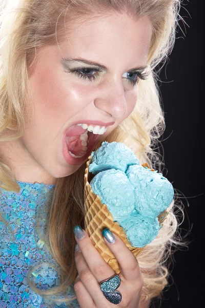 Vrouw met consumptie-ijs — Stockfoto