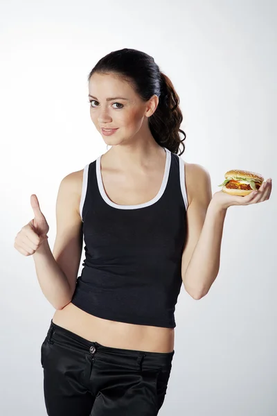 Kvinna med hamburgare — Stockfoto