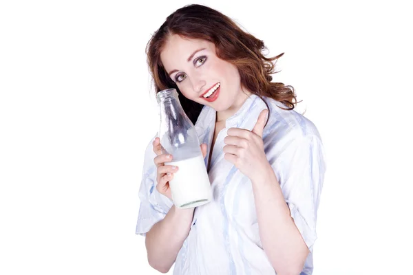 牛乳を飲むブルネットの少女 — ストック写真