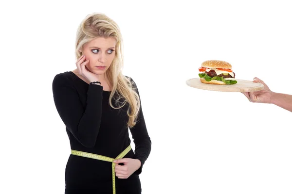 Kvinna med hamburgare — Stockfoto