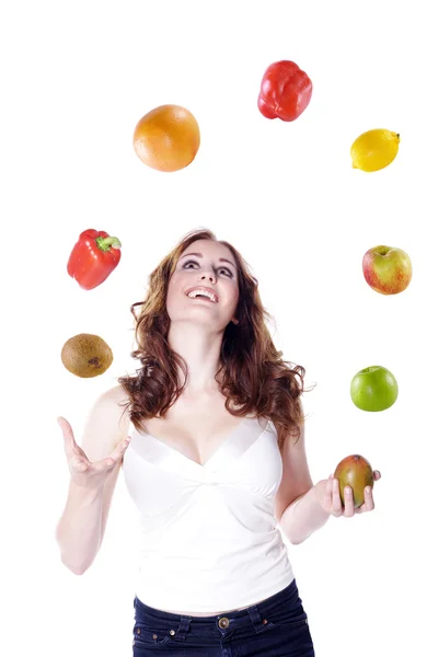 Κορίτσι juggles φρούτα και λαχανικά — Φωτογραφία Αρχείου