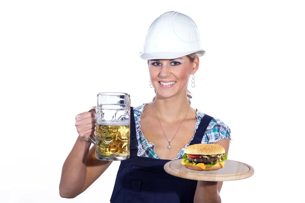 Meisje bouwer met een biertje en een hamburger — Stockfoto