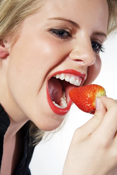 Chica comiendo una fresa —  Fotos de Stock