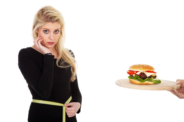 Женщина с гамбургером — стоковое фото