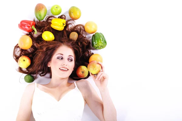女人躺在水果和蔬菜 — 图库照片