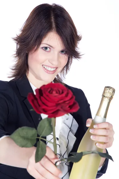 Μελαχρινή κοπέλα με ένα μπουκάλι σαμπάνια και ένα τριαντάφυλλο — Φωτογραφία Αρχείου