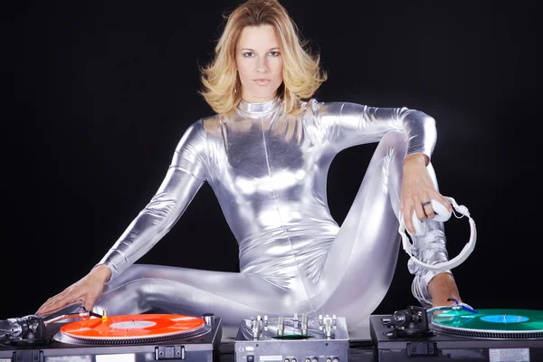 Frau mit DJ-Ausrüstung — Stockfoto