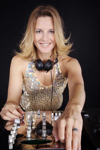 Mulher com equipamento de DJ — Fotografia de Stock