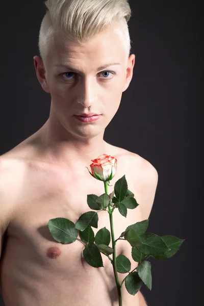 Rapaz loiro com uma rosa — Fotografia de Stock