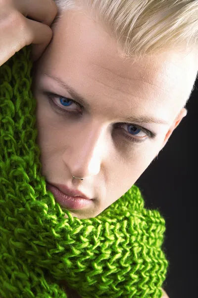 Blonde jongen in de groene sjaal — Stockfoto