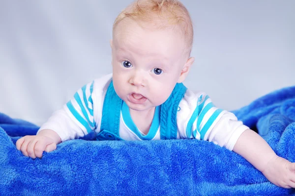 Niño feliz envuelto en toalla azul — Foto de Stock