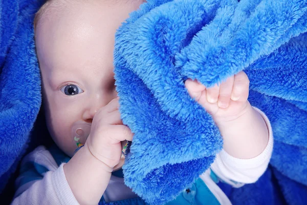 Glückliches kleines Kind in blaues Handtuch gehüllt — Stockfoto