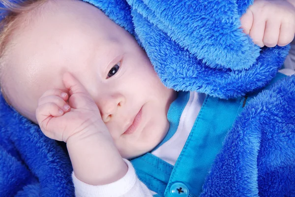 Piccolo bambino felice avvolto in un asciugamano blu — Foto Stock
