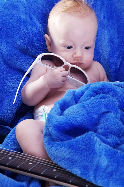 Niño feliz envuelto en toalla azul —  Fotos de Stock