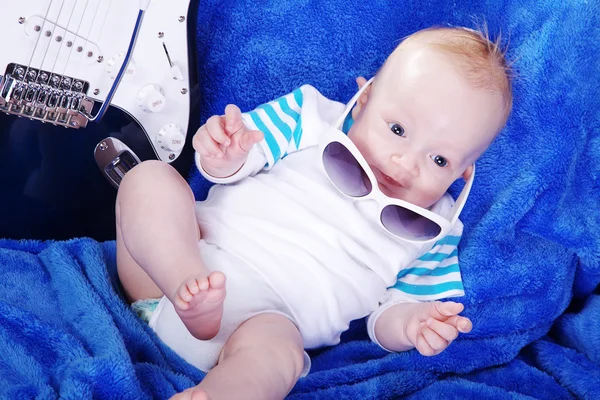 Счастливый маленький ребенок, завернутый в синее полотенце — стоковое фото
