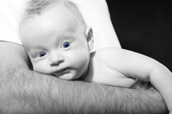 Papá sostiene al bebé en sus brazos. — Foto de Stock