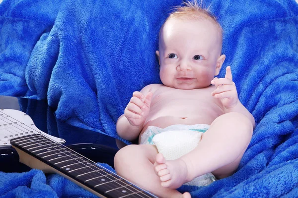 Šťastné malé dítě zabalené v modrý ručník — Stock fotografie
