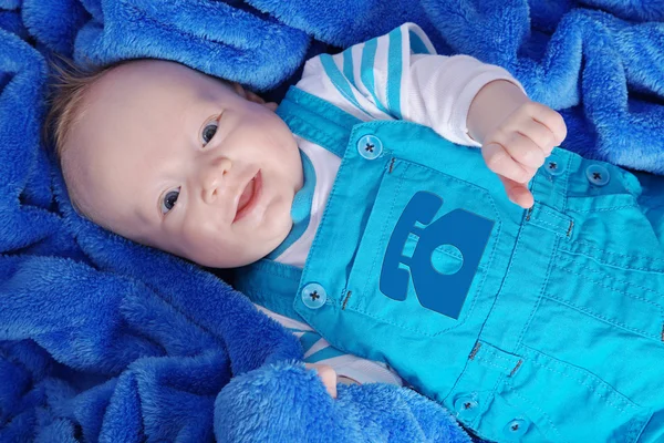 Niño feliz envuelto en toalla azul —  Fotos de Stock