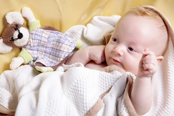 Baby im Bett — Stockfoto