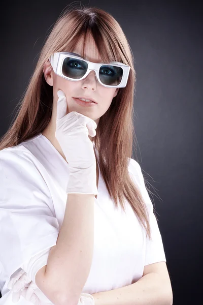 Brünette mädchen im laser brille — Stockfoto