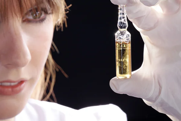 Doctor holding ampoule — Stock Photo, Image