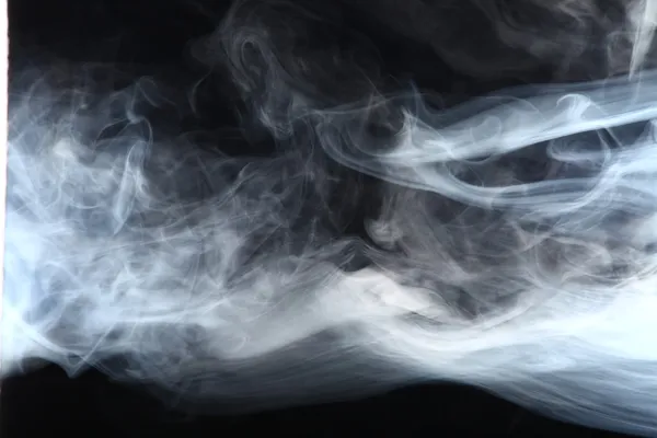 siyah üzerine izole soyut beyaz duman