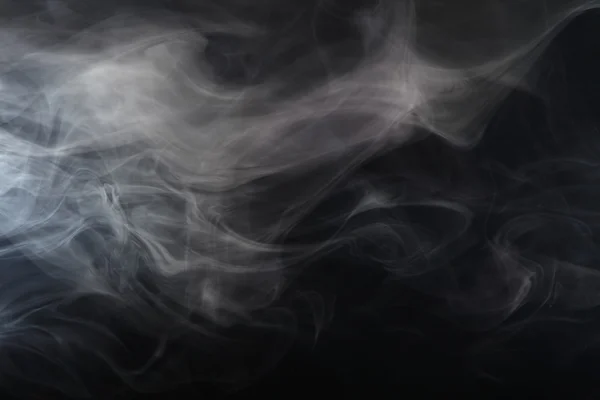 黒に分離した抽象的な白い煙 — ストック写真