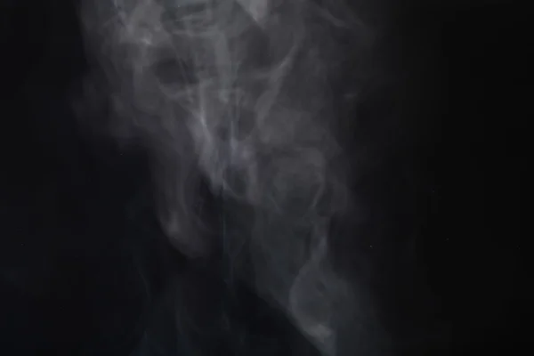 Fumée blanche abstraite isolée sur noir — Photo