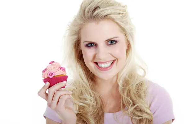 Jonge lachende vrouw met cupcake — Stockfoto