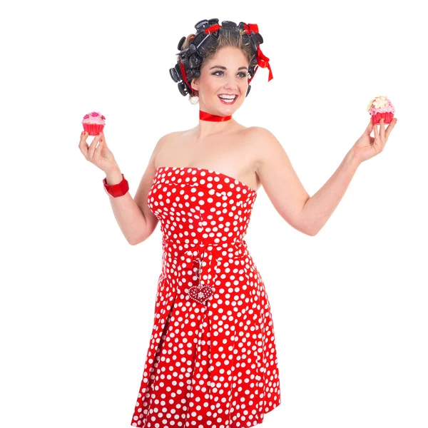 Giovane donna sorridente con cupcake — Foto Stock