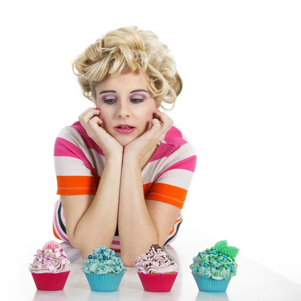 Giovane donna sorridente con cupcake — Foto Stock