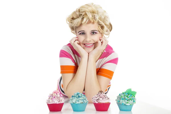 Junge lächelnde Frau mit Cupcake — Stockfoto