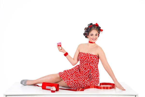 Jovem mulher sorridente com cupcake — Fotografia de Stock