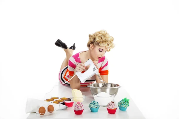 Ragazza prepara cupcake — Foto Stock