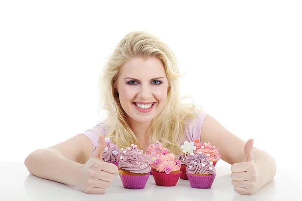 Młoda kobieta uśmiechający się z ciastko — Zdjęcie stockowe