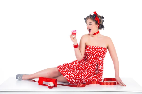 Young smiling woman with cupcake — Φωτογραφία Αρχείου