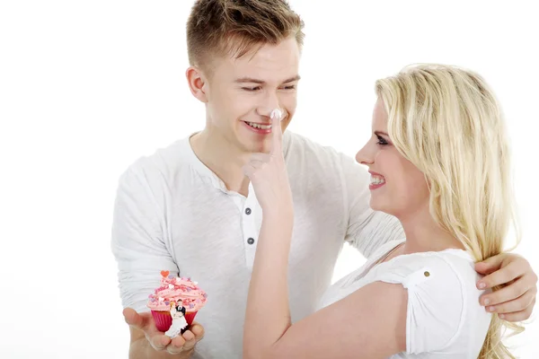 Ungt par med bröllop cupcake — Stockfoto