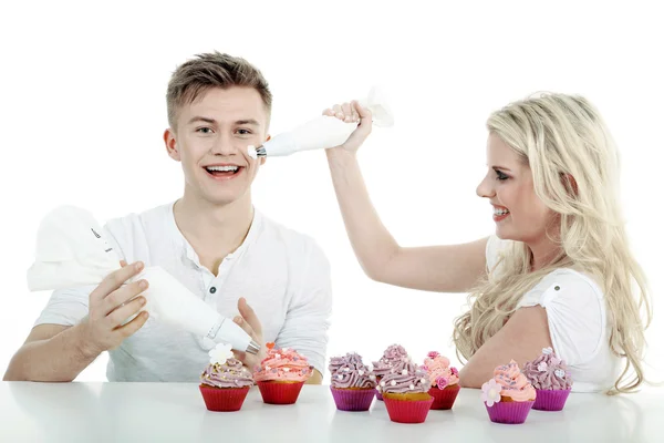 Younge couple prepares cupcake — Stock Photo, Image