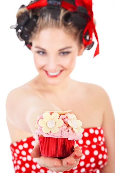 Молодая улыбающаяся женщина с кексом — стоковое фото
