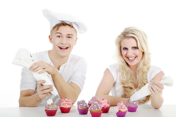 Younge paar bereidt cupcake — Stockfoto