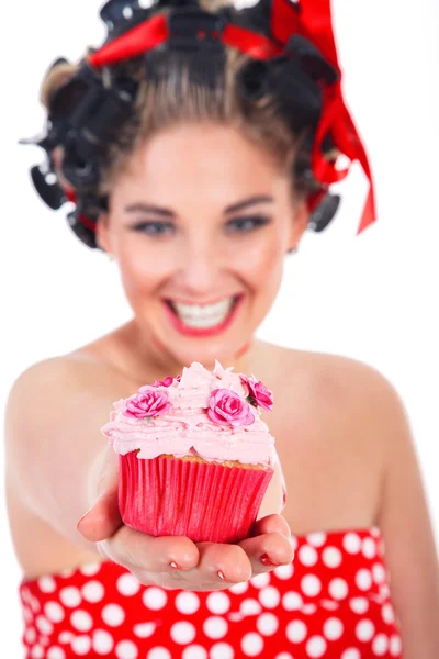 カップケーキの笑みを浮かべて若い女性 — ストック写真