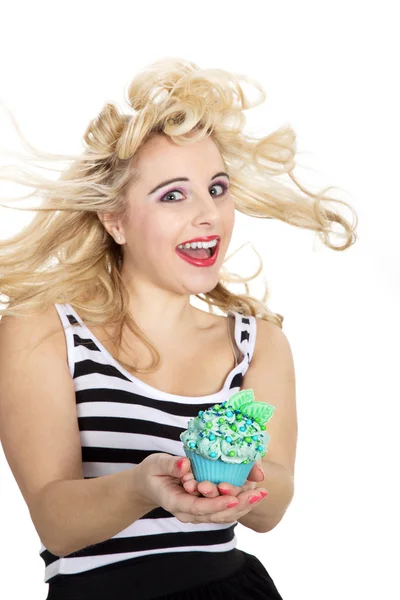 Jovem mulher sorridente com cupcake — Fotografia de Stock