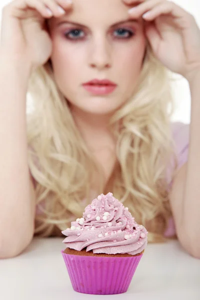 Jonge lachende vrouw met cupcake — Stockfoto
